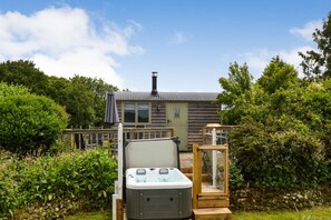 Outdoor spa tub - Beautiful Glamping Hut in stunning rural location with Exclusive Hot Tub (Challock)