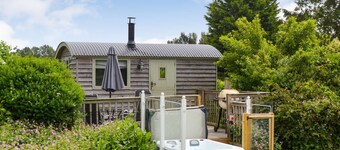 Beautiful Glamping Hut in stunning rural location with Exclusive Hot Tub