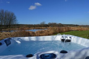 Outdoor spa tub - Beautiful Glamping Hut in stunning rural location with Exclusive Hot Tub (Challock)