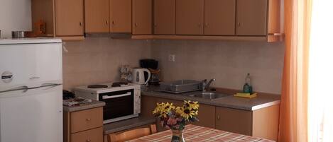 ثلاجة، فرن، ماكينة لصنع القهوة/الشاي، مستلزمات طهي/أطباق/أوعية