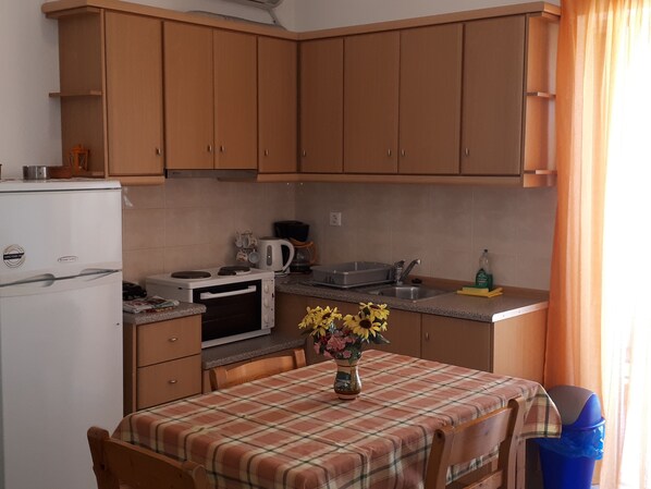 Fridge, oven, coffee/tea maker, cookware/dishes/utensils