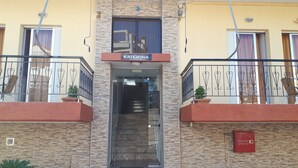 Entrada de um edifício com uma placa indicando "KATERINA".