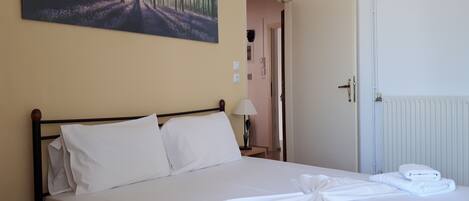 1 habitación, tabla de planchar con plancha, wifi y ropa de cama