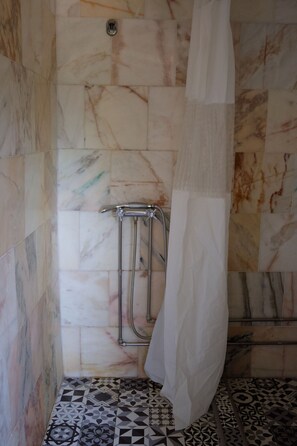 Dusche, Haartrockner, Handtücher, Toilettenpapier