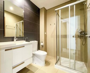 Bathtub, hair dryer, towels, toilet paper