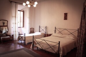 3 Schlafzimmer, Zimmersafe, Schreibtisch, Bügeleisen/Bügelbrett