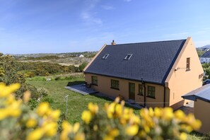 Exterior - Peaceful location,Superb sea views,on the 'Wild Atlantic Way'! ...With internet. (Annagry)