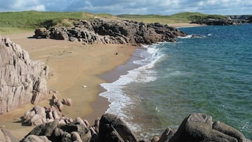 Una spiaggia nelle vicinanze, lettini da mare