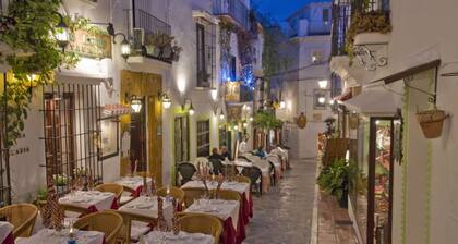 Frontline Penthouse in quiet apartment block Marbella with stunning views