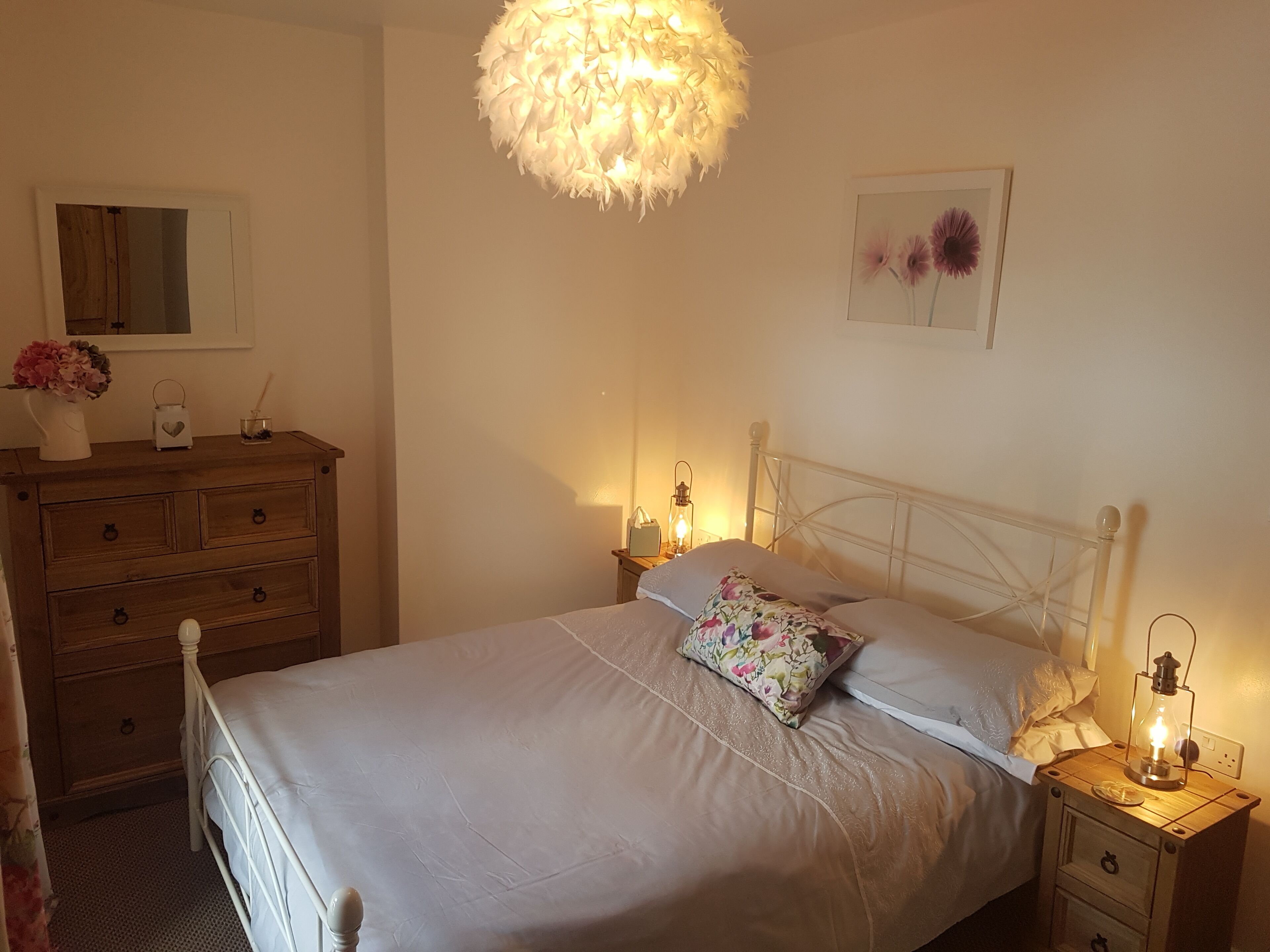 2 dormitorios, tabla de planchar con plancha, cuna de viaje