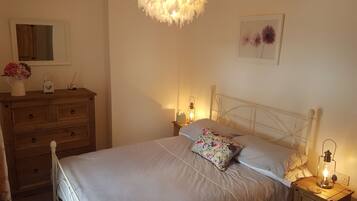 2 dormitorios, tabla de planchar con plancha, cuna de viaje