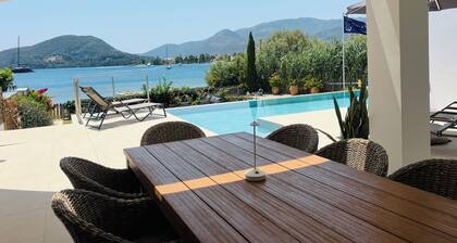 Upouusi Beachfront Luxury Villa, jossa puutarha ja oma uima-allas