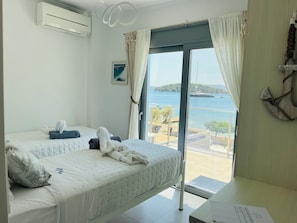 4 dormitorios, caja fuerte, escritorio y tabla de planchar con plancha