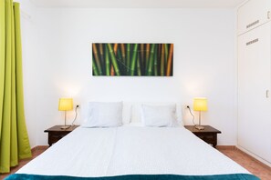 2 habitaciones, escritorio y tabla de planchar con plancha
