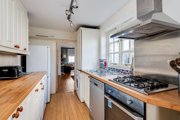 Oven, dishwasher, cookware/dishes/utensils
