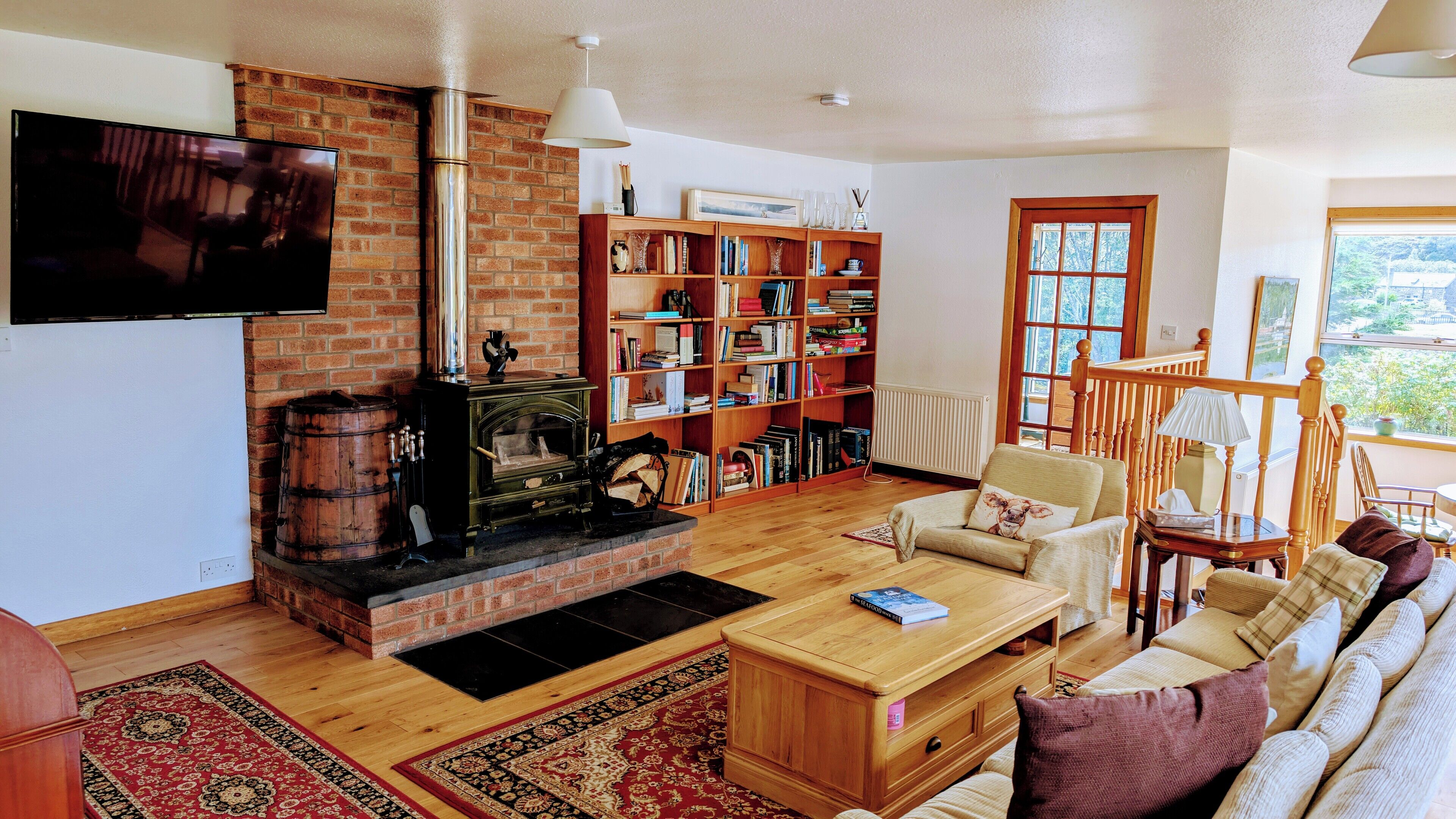 TV connectée, cheminée, livres, chaîne hi-fi