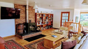 Téléviseur connecté, foyer, livres, chaîne audio