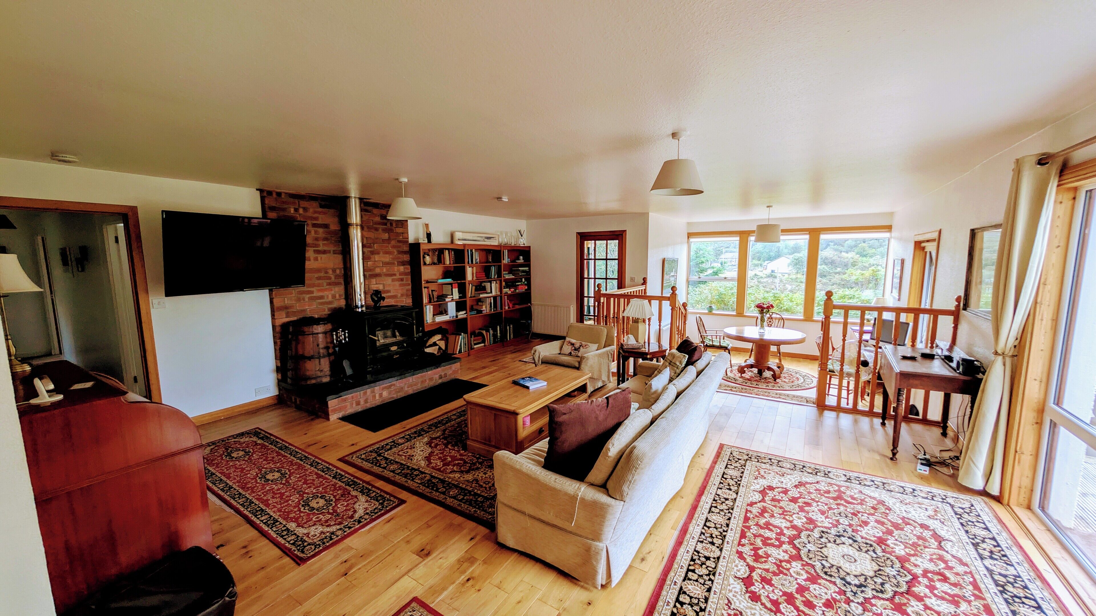 TV connectée, cheminée, livres, chaîne hi-fi