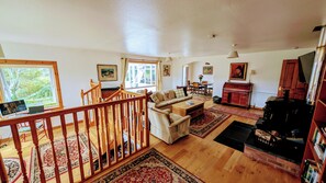 Téléviseur connecté, foyer, livres, chaîne audio