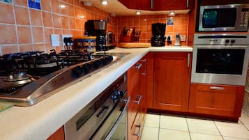 Een koelkast, een microgolfoven, een oven, een kookplaat