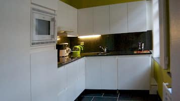 Frigorífico, microondas, horno y placa de cocina