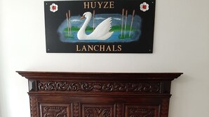 Eine hölzerne Bank mit aufwendigen Schnitzereien und einer darauf angebrachten Plakette.