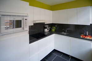 Kjøleskap, mikrobølgeovn, ovn og kokeplater