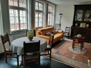 Fernseher, DVD-Player, Bücher, Stereoanlage