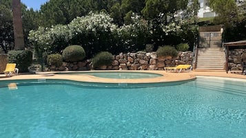 Piscine couverte, piscine extérieure, chaises longues