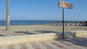 Una playa con un cartel que indica Playa Serena y Playa Accesible, con las distancias señaladas.