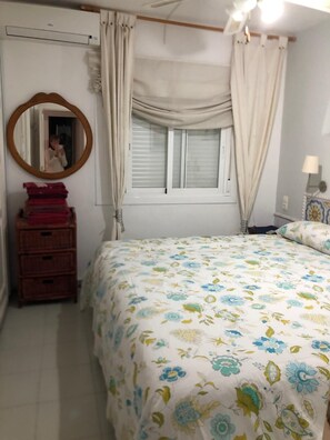 1 chambre, coffre-fort, fer et planche à repasser