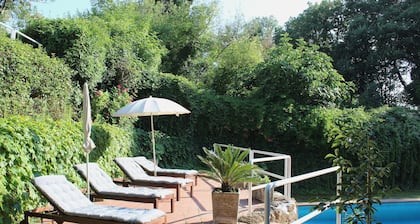 Villa moderniste avec piscine privée Rome à 20 minutes surplombant le parc national