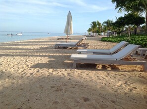 Beach nearby, sun-loungers, beach towels