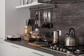 Kjøleskap, mikrobølgeovn, ovn og kokeplater