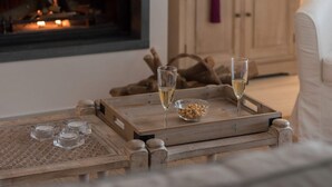 A wooden tray with two glasses of white wine and a bowl of nuts on a table. - Villa Le Palme - Luxury Villa with pool (Ispica)