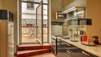 Réfrigérateur, micro-ondes, four, plaque de cuisson