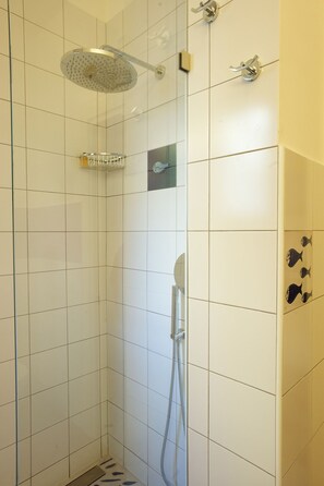 Shower, hair dryer, bidet, towels -  a bridge for amalfi coast (Salerno)