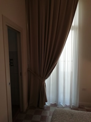 2 chambres, fer et planche à repasser, lit de bébé portatif