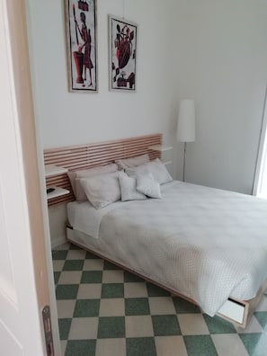 2 habitaciones, tabla de planchar con plancha y cuna de viaje 