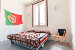 4 間睡房、書桌、熨斗/熨衫板、可攜式嬰兒床