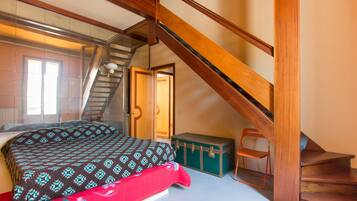 4 makuuhuonetta, työpöytä, silitysrauta/-lauta, vauvan matkasänky