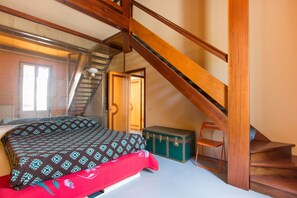 4 quartos, escrivaninha, ferros/tábuas de passar roupa, berço de viagem