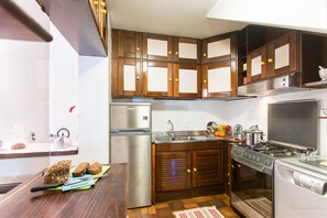 雪櫃、微波爐、焗爐、爐具