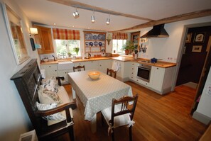 ثلاجة، ميكروويف، فرن، موقد طهي مس�طح