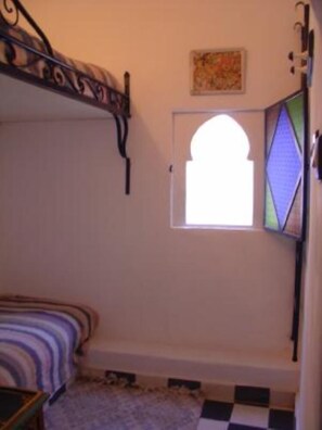 3 عدّة غرف نوم وخدمة الإنترنت وملاءات أسرّة