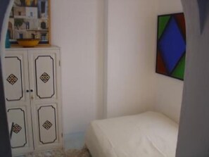 3 عدّة غرف نوم وخدمة الإنترنت وملاءات أسرّة