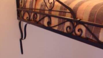 3 bedrooms, internet, bed sheets