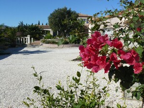 Exterior detail - Standing building, swimming pool, 5 minutes from the sea. (La Palme)