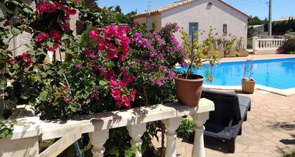 Standing building, swimming pool, 5 minutes from the sea.