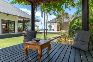 屋外ダイニングエリア